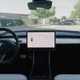 Con Smart Summon, puedes invocar a tu Tesla para que venga a donde estés en el parking.